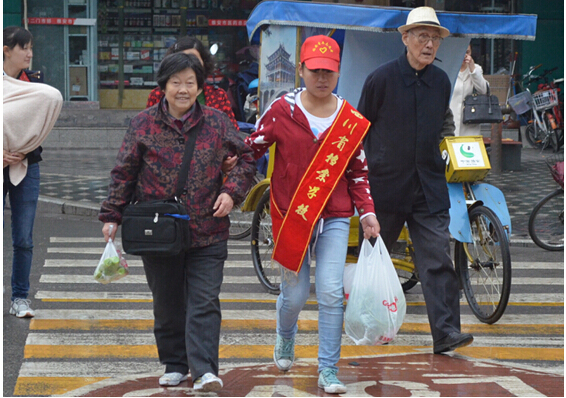 “學(xué)雷鋒”志愿服務(wù)活動(dòng)系列報(bào)道（一）――文明交通勸導(dǎo)活動(dòng)